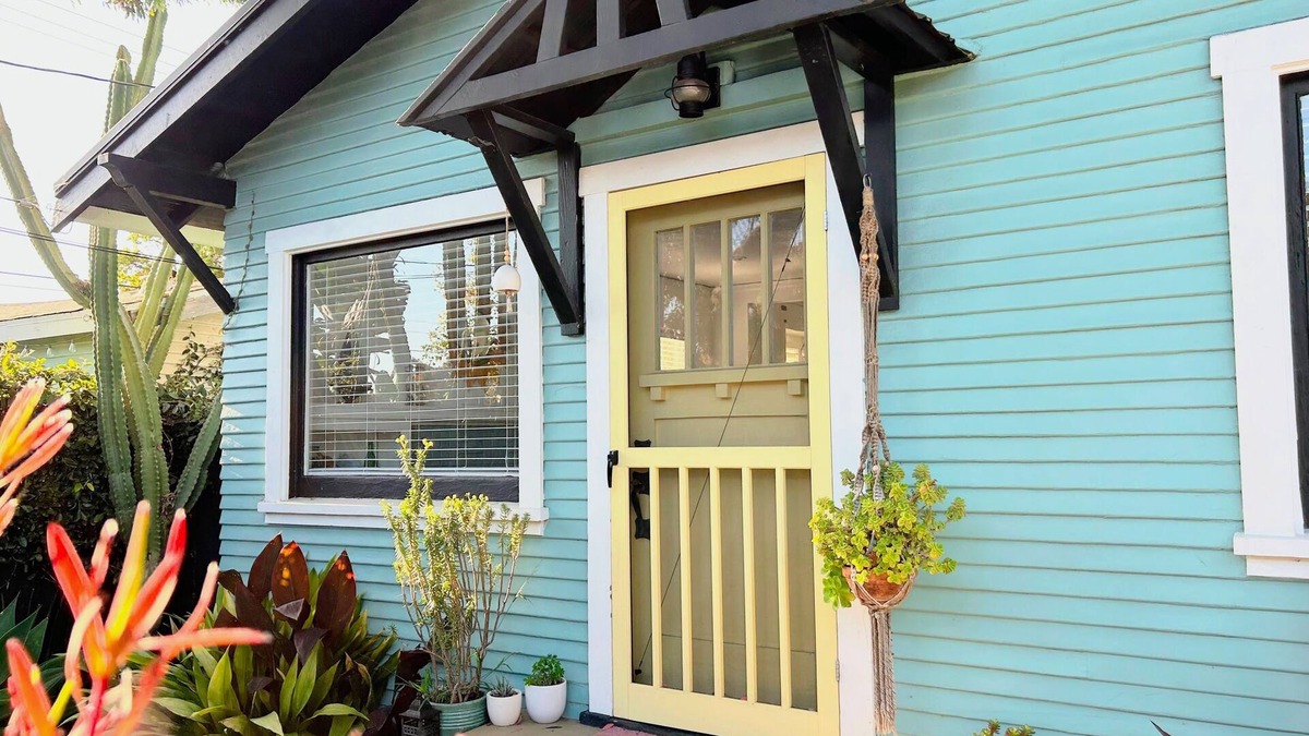 Ventura House | Charming Beach Bungalow in Midtown +