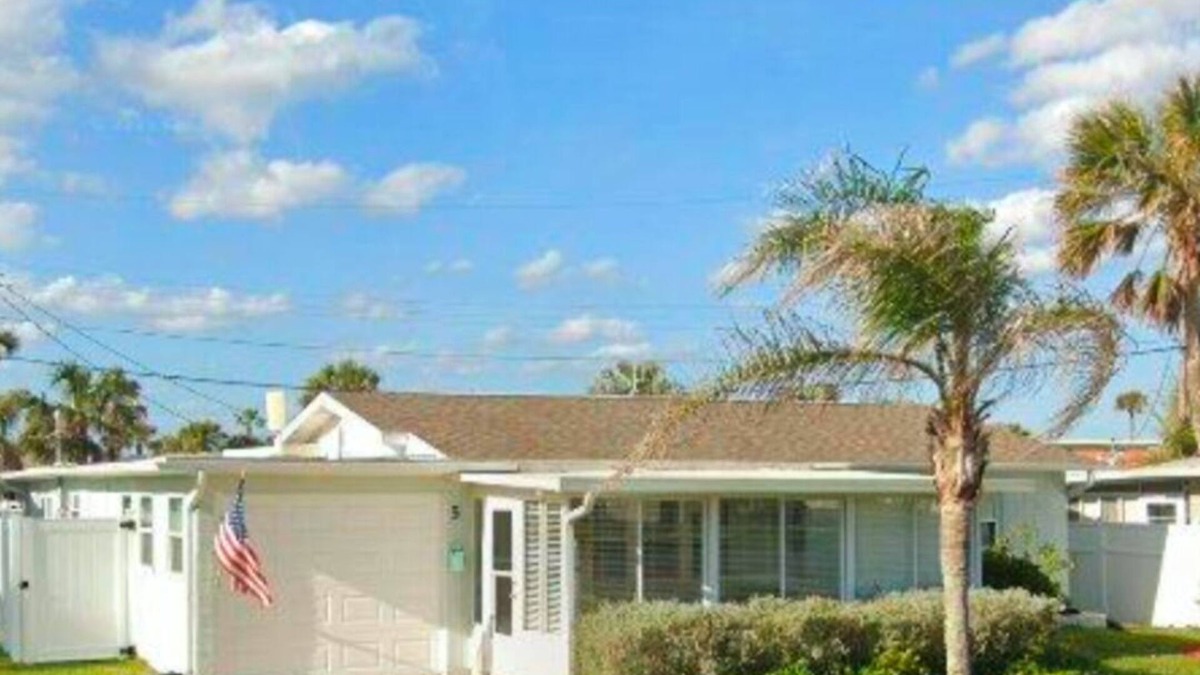 Glenwood House | Charming beach house in Ormond By The Sea. Third house from the beach. 2B/2B
