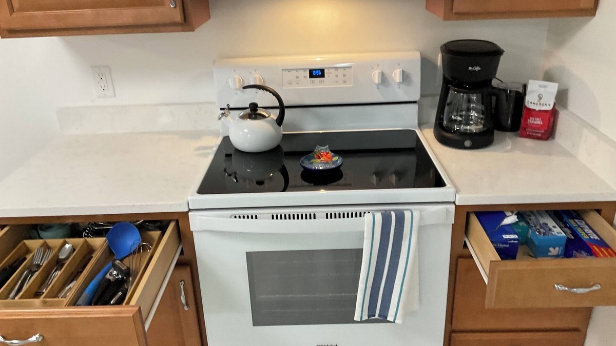 Norfolk Condo | Charming Beach house 2-bedroom in lovely upscale rolling hills area Norfolk!