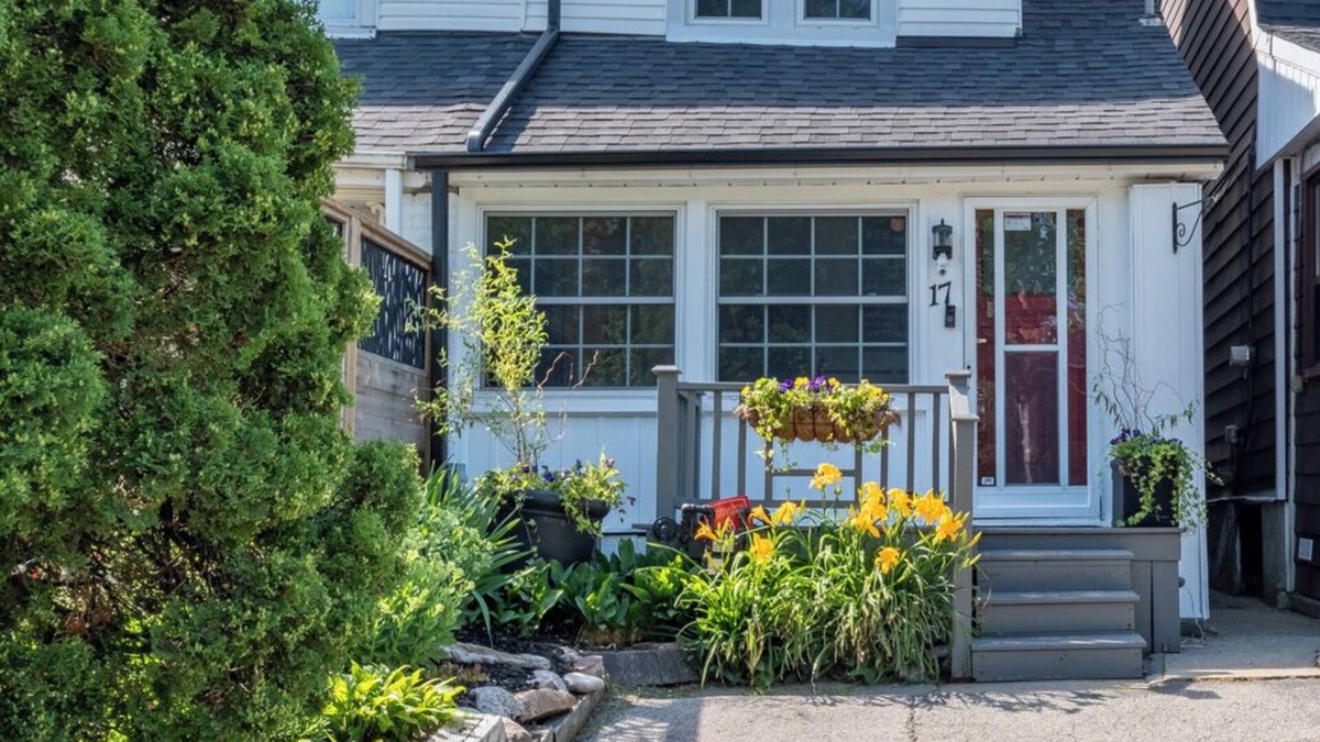 Birch Cliff House | Charming Beaches Retreat | Renovated 2-Bedroom House with Yoga Studio