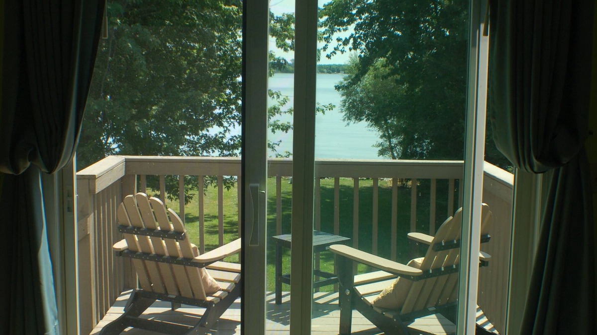 Three Mile Bay House | Charming beachfront cottage in Point Peninsula