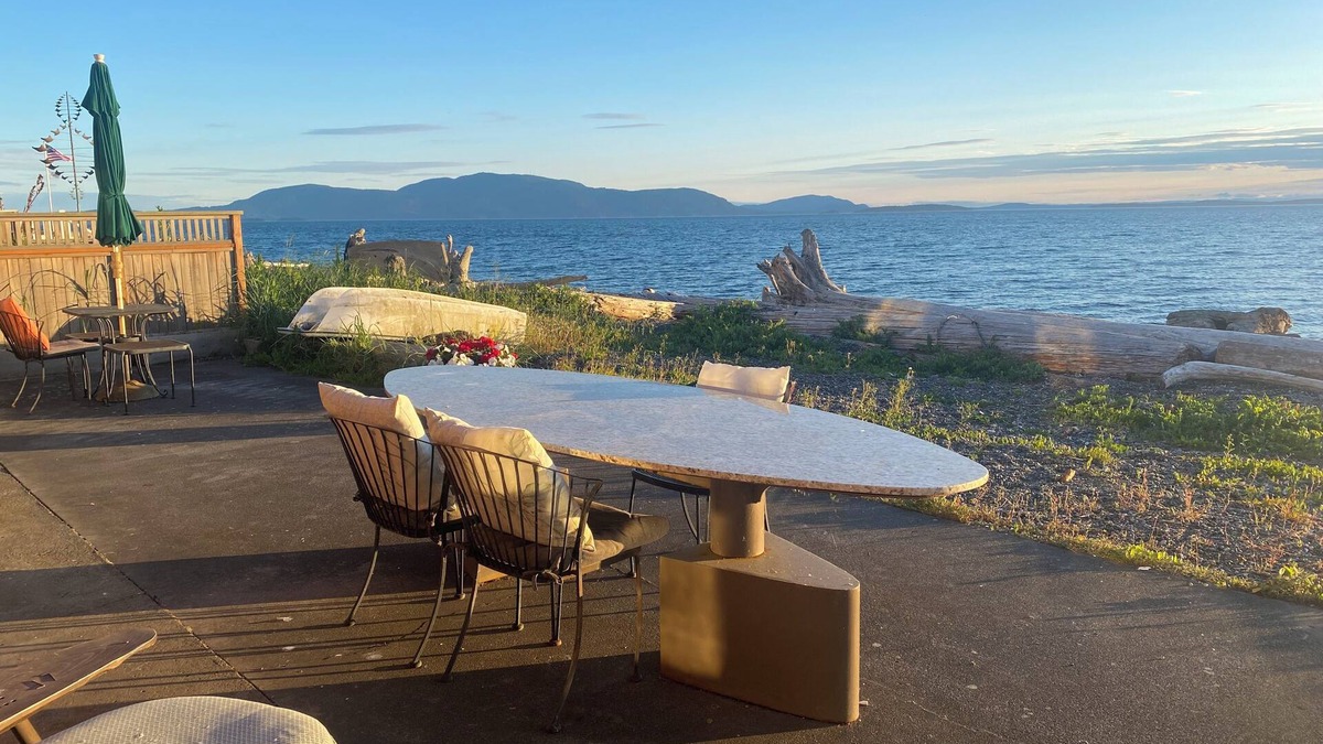 Ferndale Cottage | Charming beachfront cottage w/sweeping views of San Juan Islands with WiFi, AC