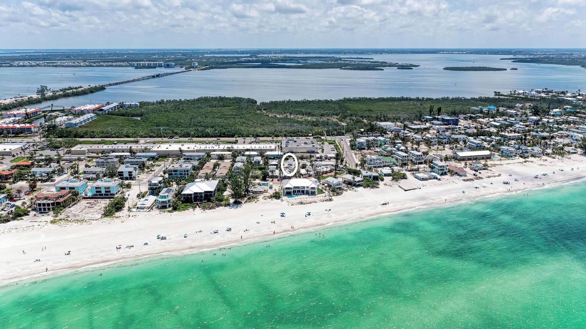 Holmes Beach Condo | Charming Beachside Condo – Palm Isle Village | Island Real Estate