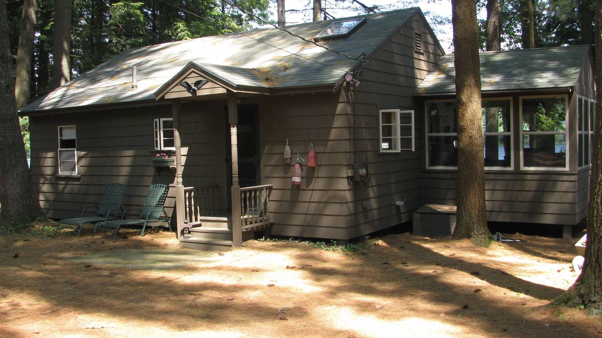 Hartford Cottage | Charming Bear Pond Cottage