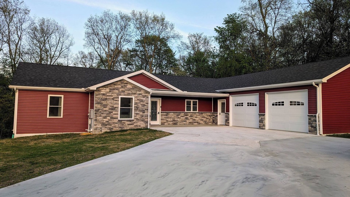 Shipshewana House | Charming, Beautiful 6-bedroom house in wonderful Shipshewana with WiFi, Hot Tub.