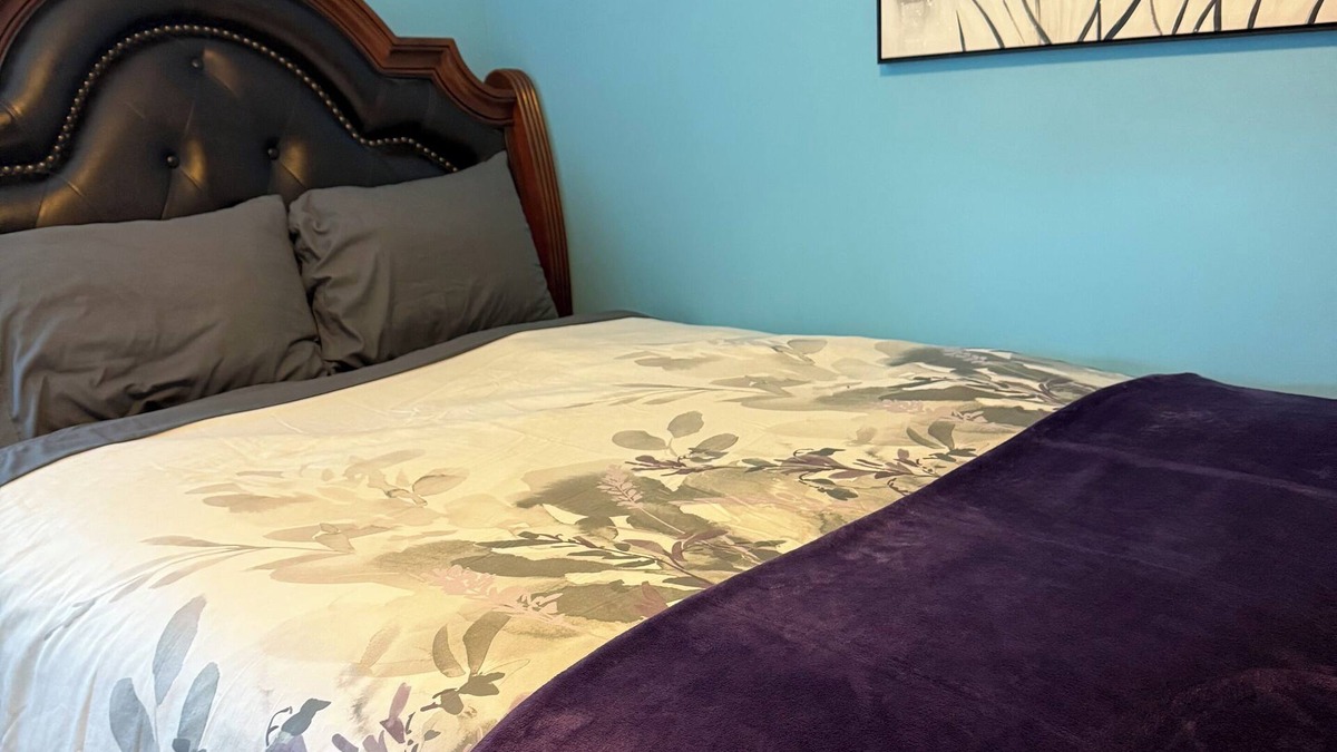 Grande Prairie Bed & Breakfast | Charming bed & breakfast in delightful Grande Prairie with WiFi, AC and hottub