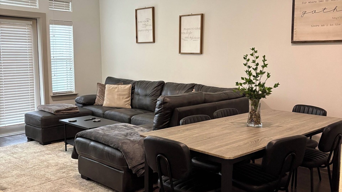 Farmers Branch Bed & Breakfast | Charming bed & breakfast with Canalside view