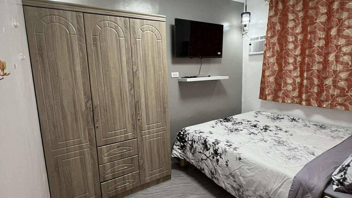 Compostela Bed & Breakfast | Charming Bed & Breakfast Room #3 with WiFi, Netflix and AC in Superb Compostela
