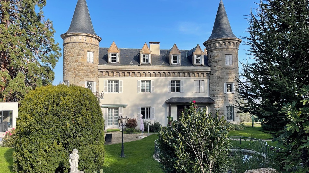 Saint-Genest-Lerpt Bed & Breakfast | Charming Bed & Breakfast in a castle with breakfast included