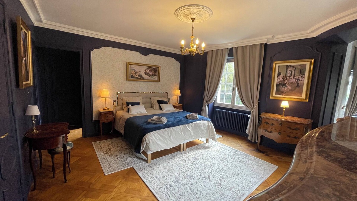 Saint-Genest-Lerpt Bed & Breakfast | Charming bed and breakfast in a château with breakfast included