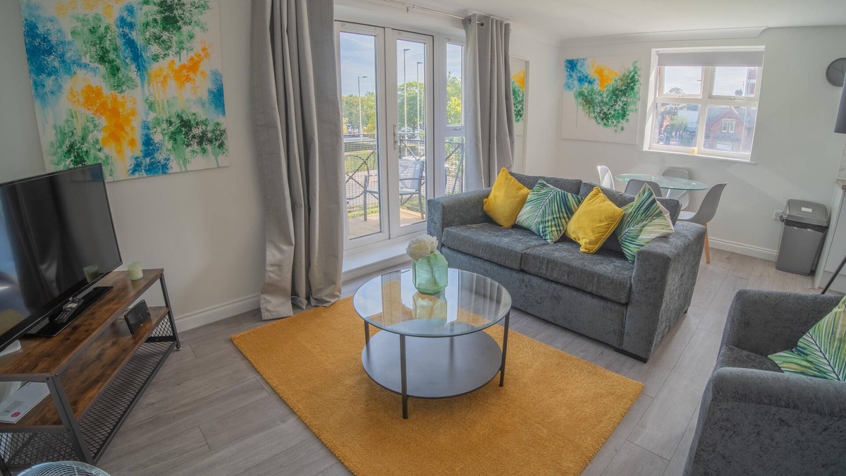 Bedford Apartment | Charming Bedford 2BR walking distance to Hospital, Train Station and Town Center