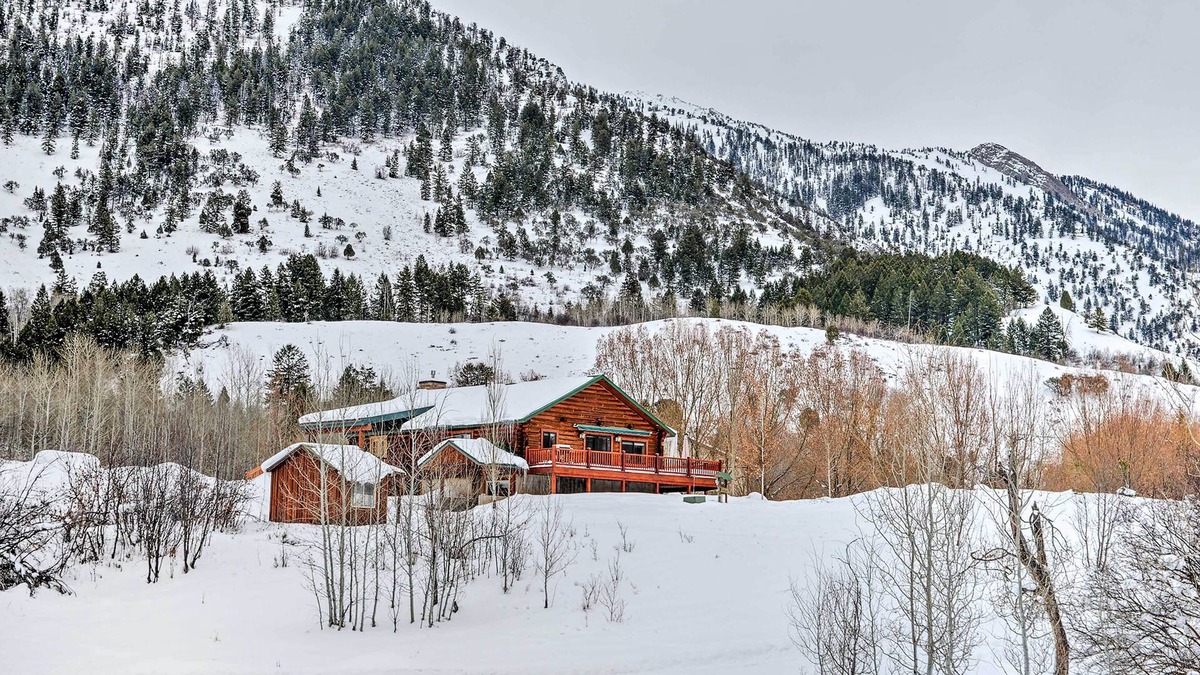Bedford Cabin | Charming Bedford Cabin w/Private Hot Tub!