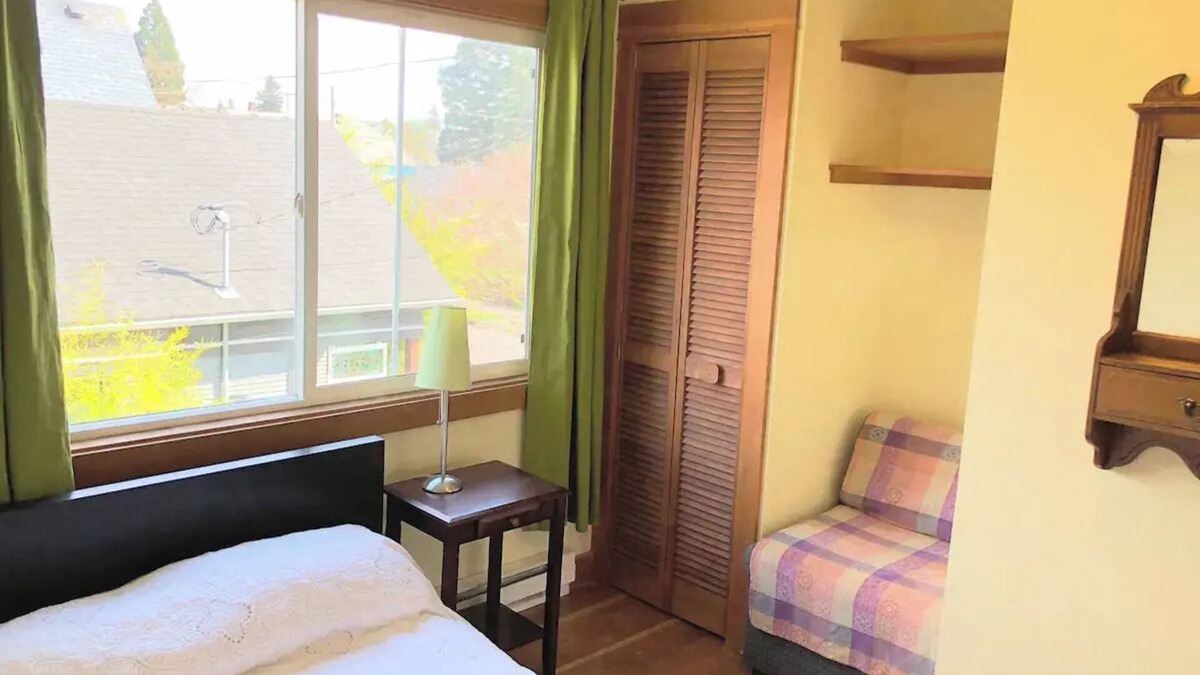 Vernon House | Charming bedroom house with TV, AC and WiFi - Great location!