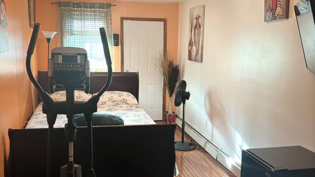 Queens House | Charming bedroom with AC, WiFi in wonderful Queens