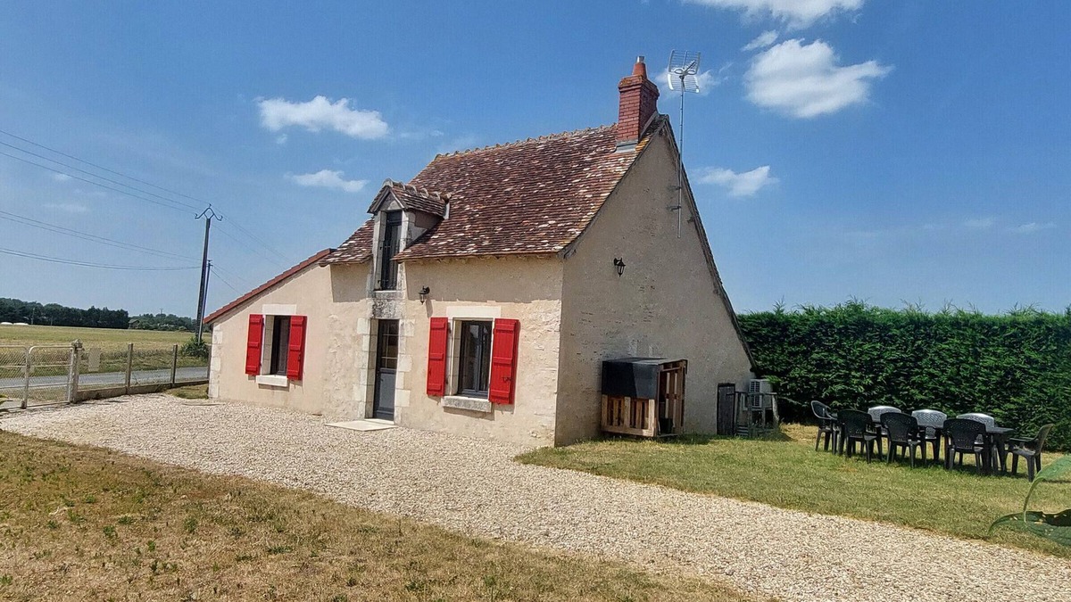 Scoury Cottage | Charming Berry Home near Zoo de Beauval & Medieval Loches, Private Parking, Shared Garden