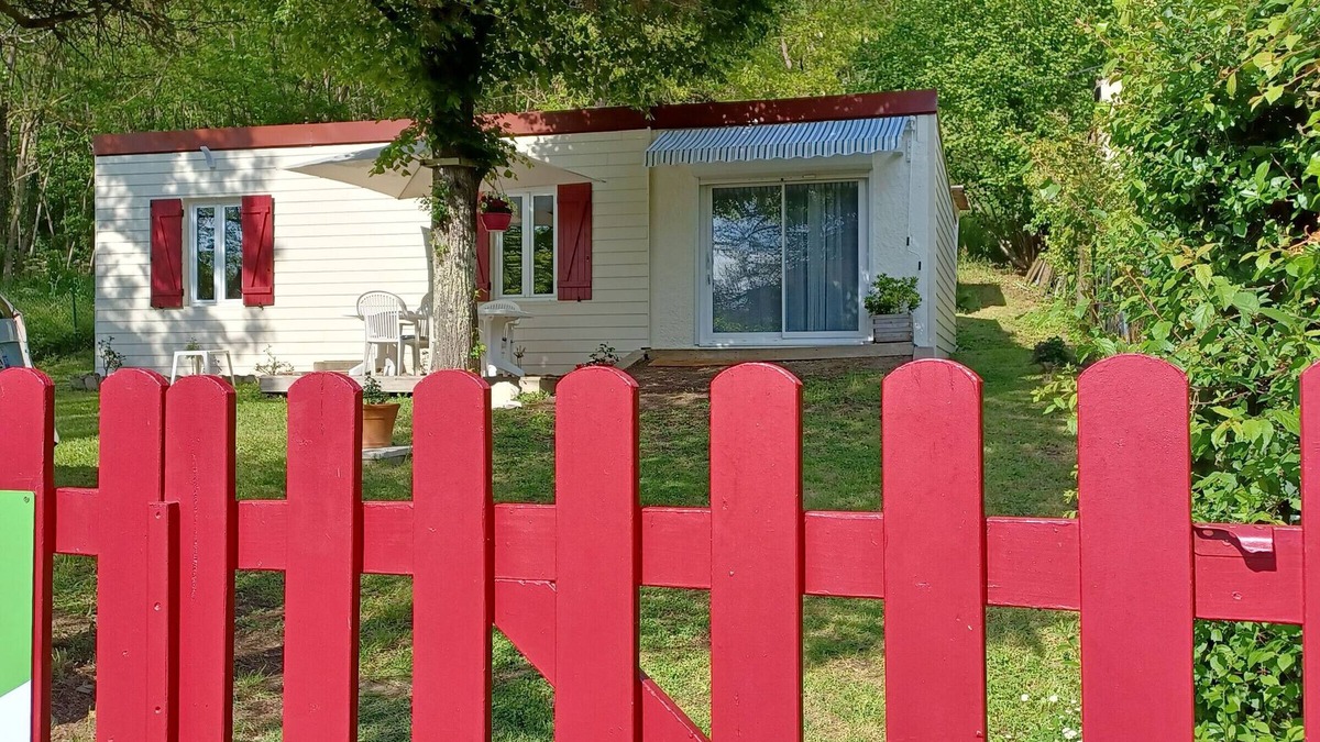 Le Menoux Cottage | Charming Berry House: Garden, Parking, Near Creuse Valley & Art Village, All-Inclusive Amenities