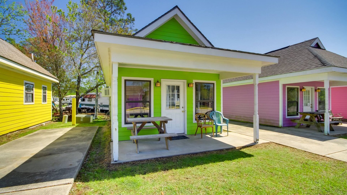 Biloxi Apartment | Charming Biloxi Studio w/Community Pool & Lake!
