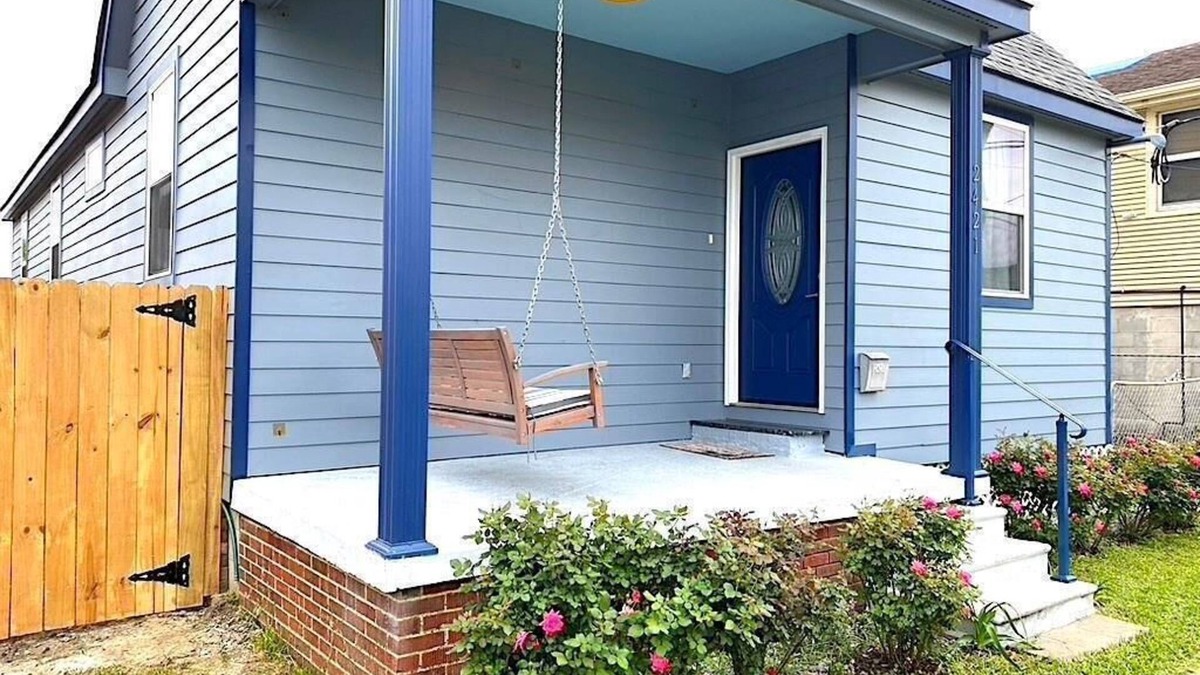 Florida Area House | Charming Blue Retreat with home gym, EV hookups, king bed, and more
