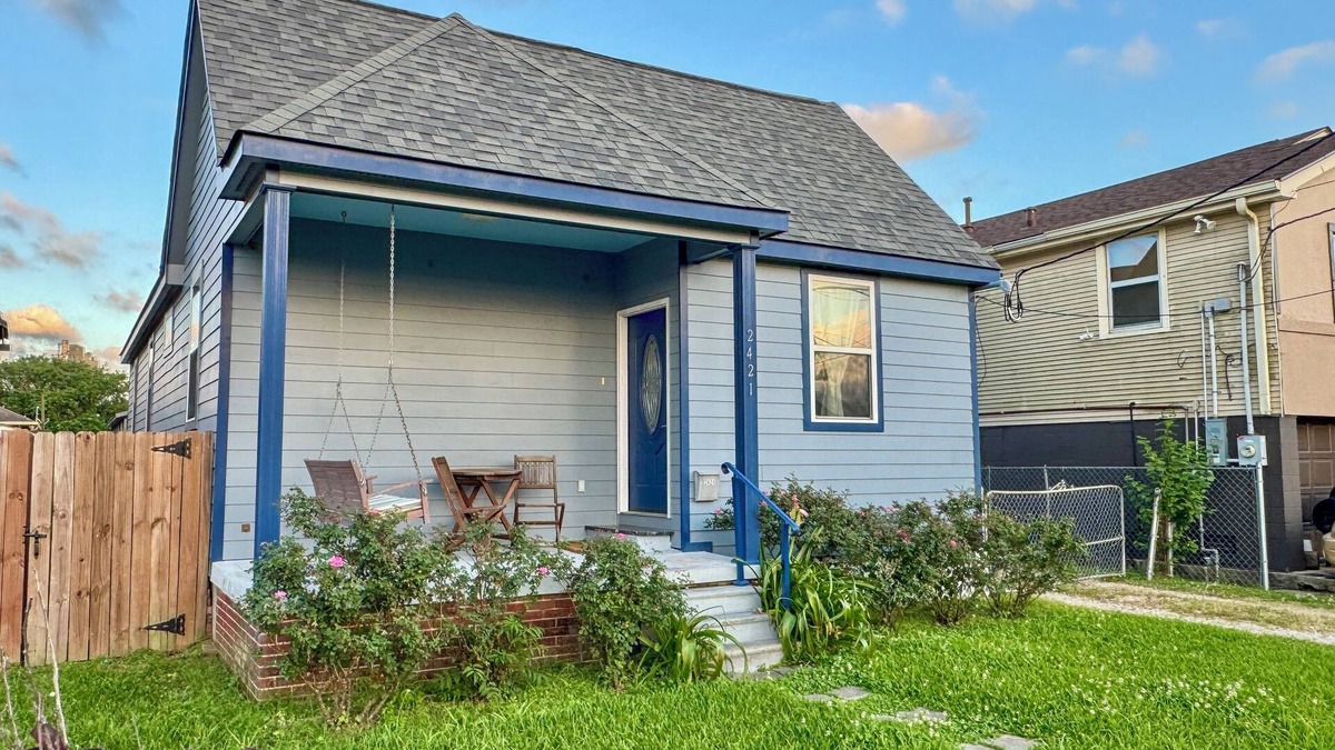 Florida Area House | Charming Blue Retreat with home gym, EV, king bed