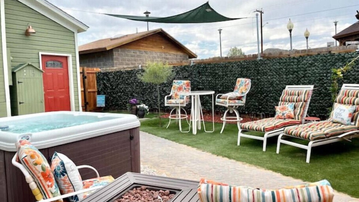 De Beque Hotel | Charming Boutique Hotel with Private Hot Tubn