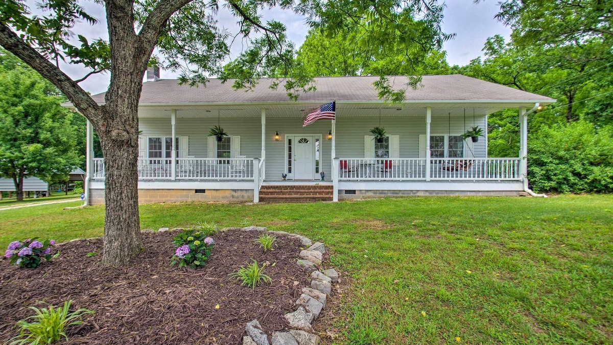 Boydton House | Charming Boydton Retreat ~ 5 Mi to Kerr Lake!