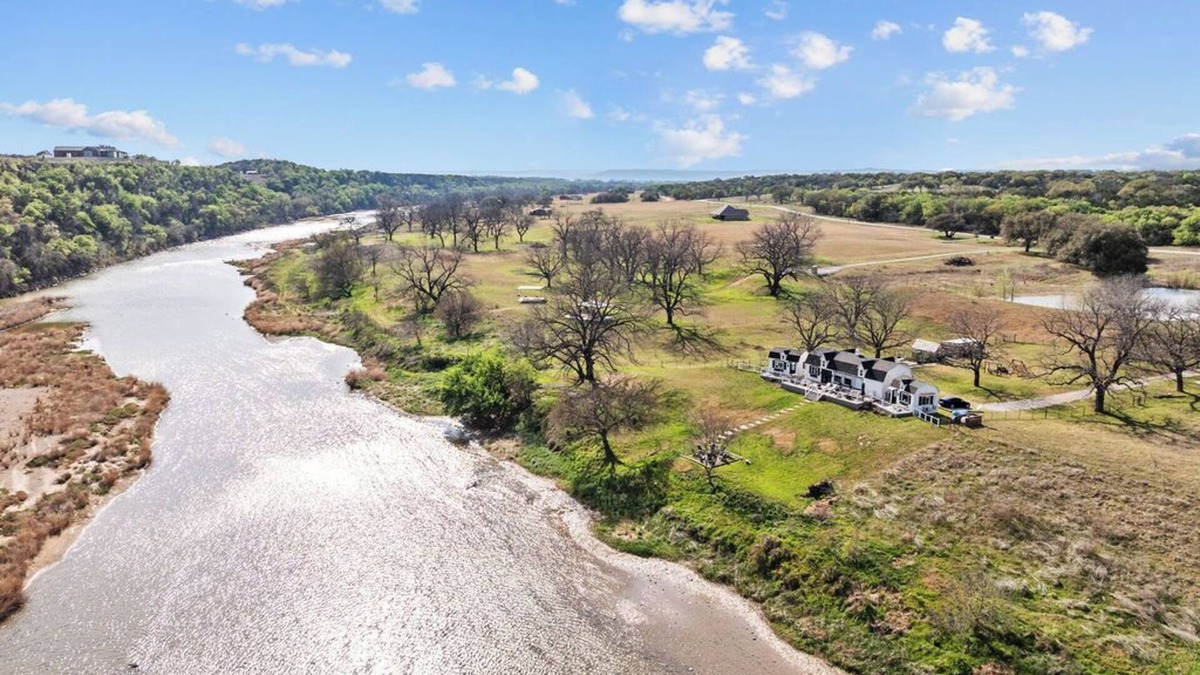Mineral Wells Cottage | Charming Brazos River Front Cottage perfect for Stargazing, Tranquil and Private