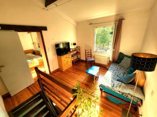 Ayguesvives Apartment | Charming brickyard cottage near a lock