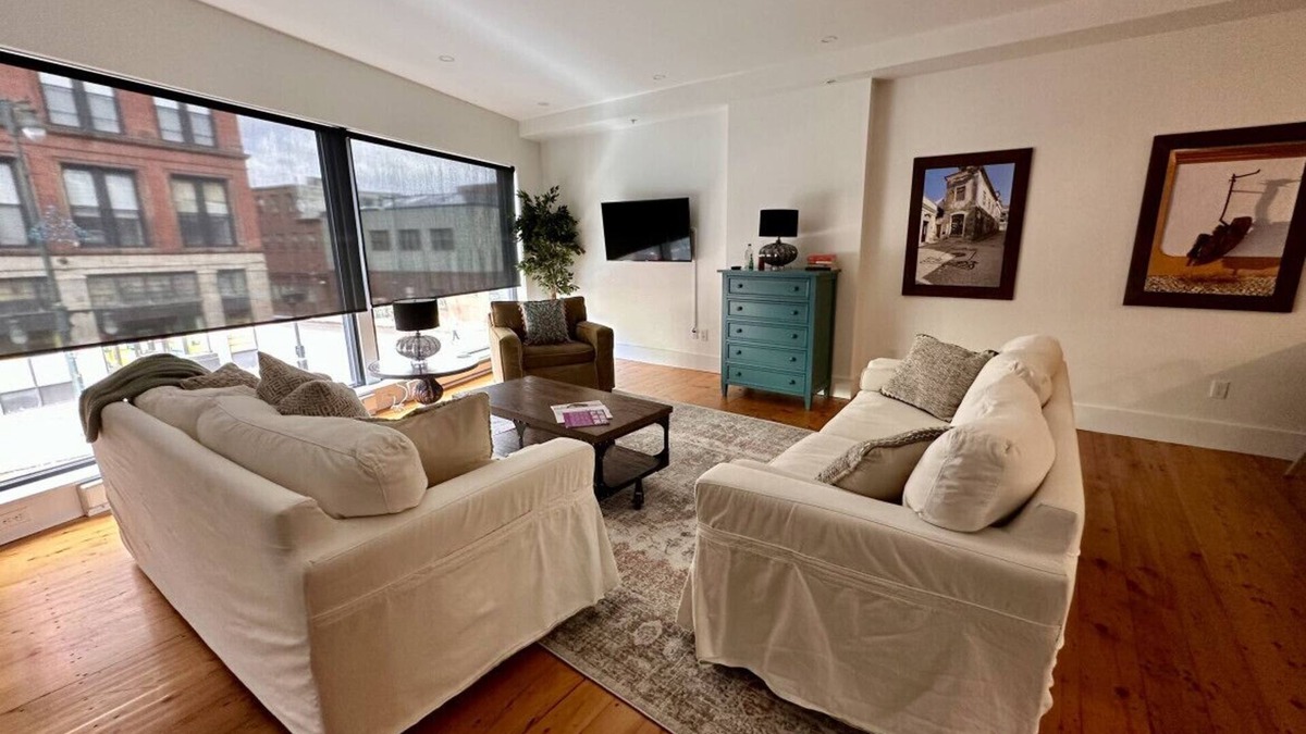 East Bayside Apartment | Charming Brownstone Downtown Free St|Perfect Getaway for 2