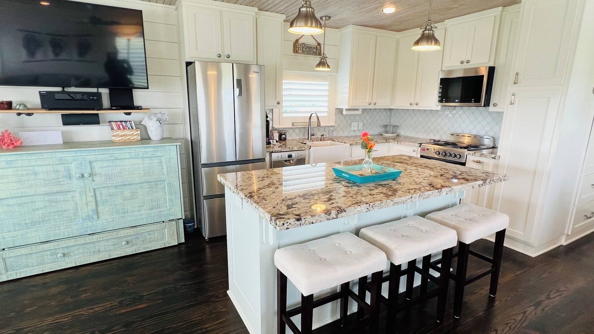 Crystal Beach Cottage | Charming Bungalow for couples get away, Small pets are welcome with fee