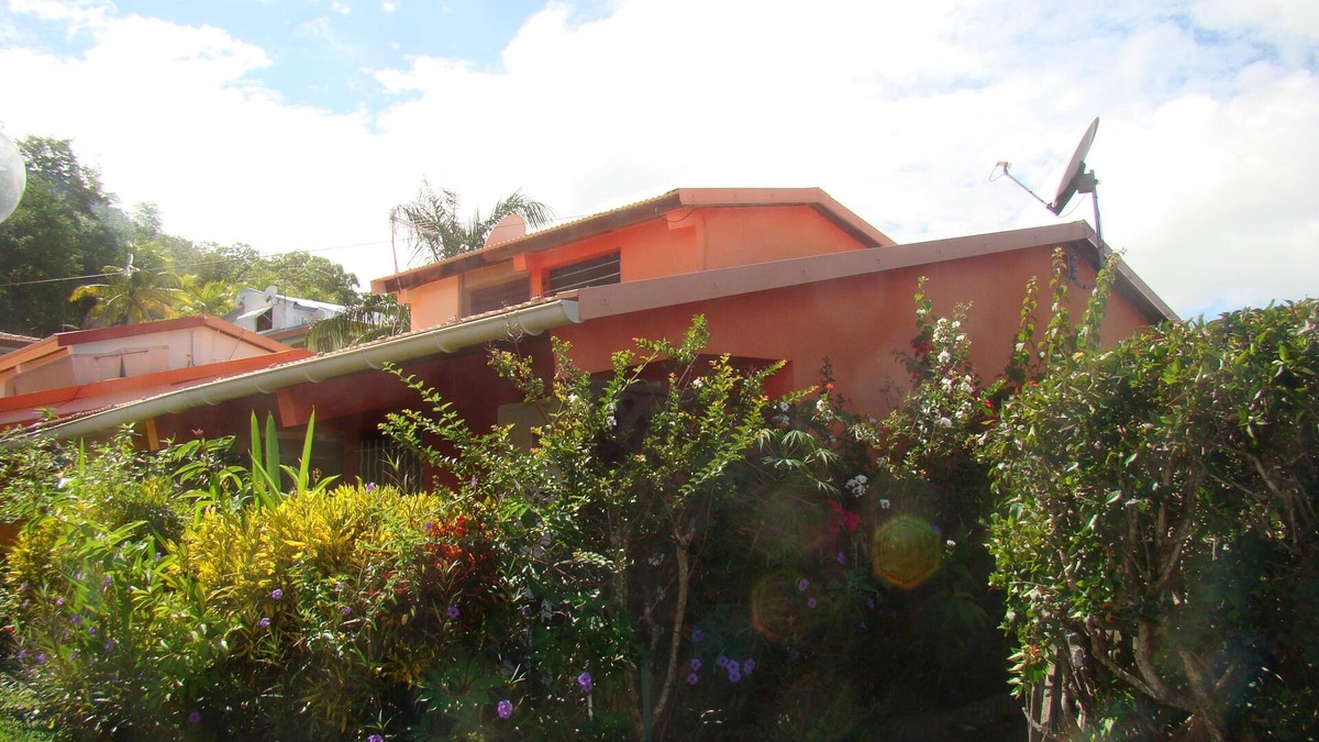 Tartane House | Charming bungalow 30 meters from the beach, 800 m from the natural park of the Caravelle