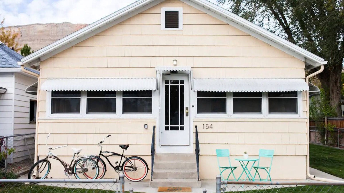 Palisade House | Charming Bungalow in the Heart of Town- Family Friendly/2 Bikes/Firepit!