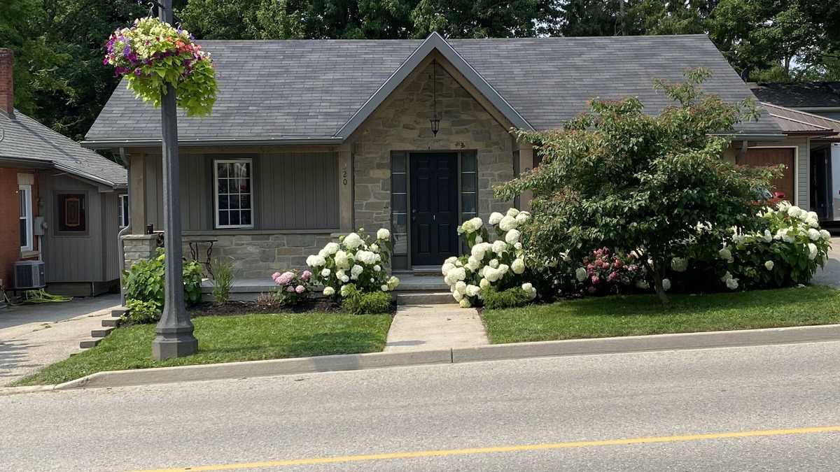 Elora House | Charming Bungalow in the Heart of Elora