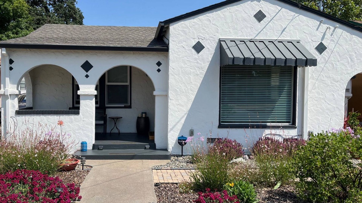Burbank Gardens Neighborhood Association House | Charming bungalow: near downtown, bonus breakfast room, gardens, & patio