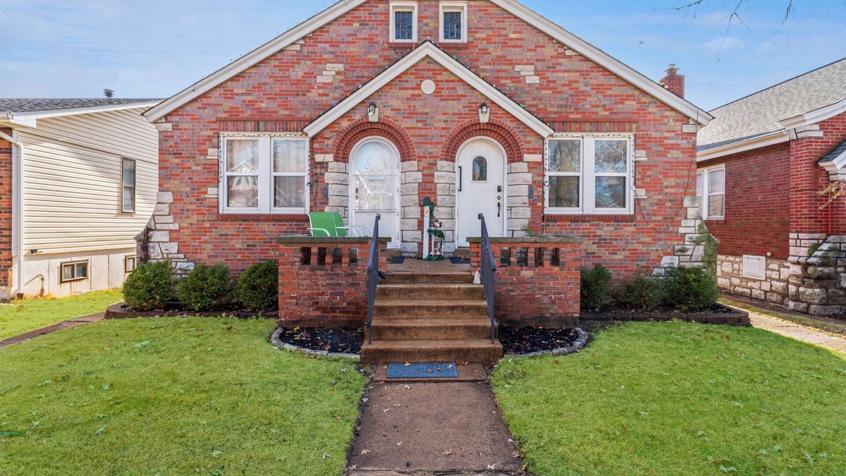 The Southampton House | Charming bungalow South St Louis : Accessible features!