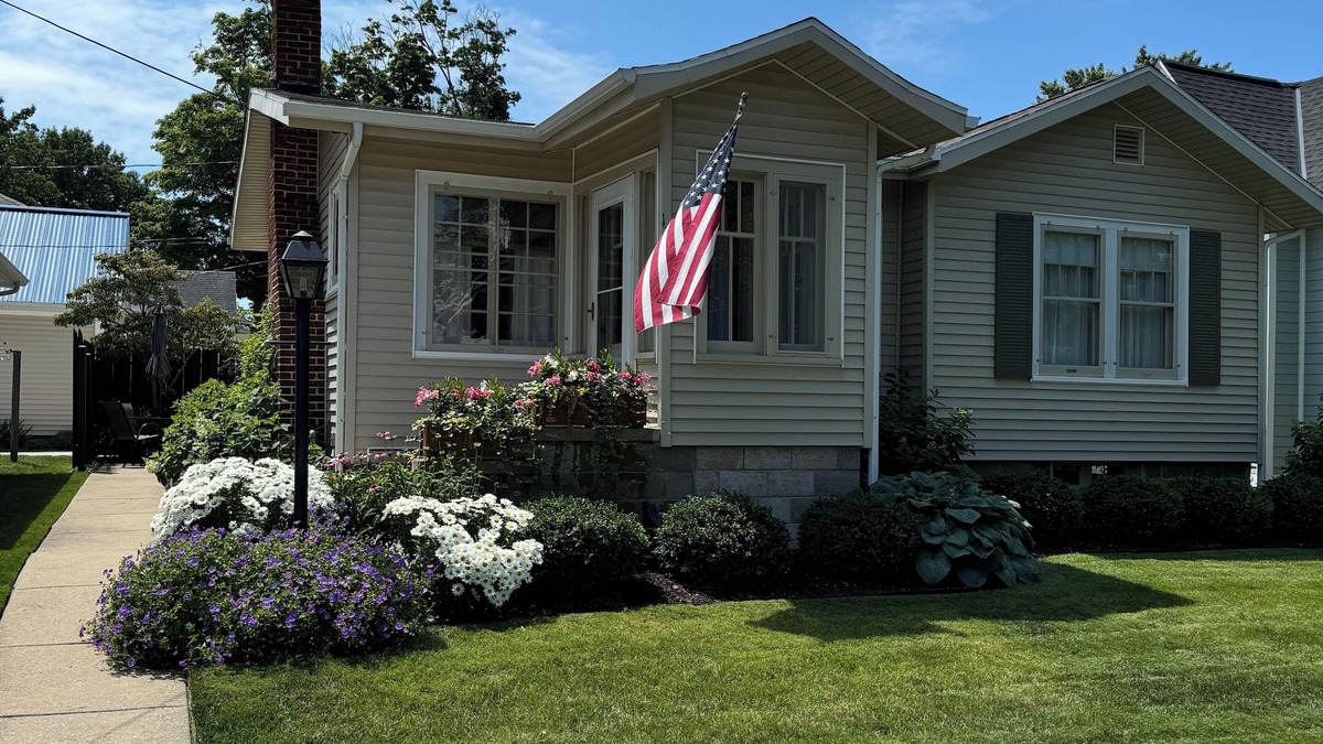 South Haven Cottage | Charming Bungalow Superior Street, Only 2 Blocks To Beach & Town