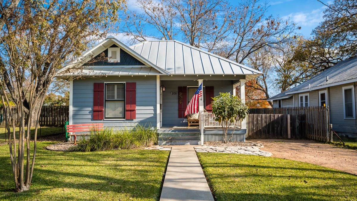 Fredericksburg House | Charming Bungalow Located In The Heart Of Fredericksburg. 3 blocks from Main.