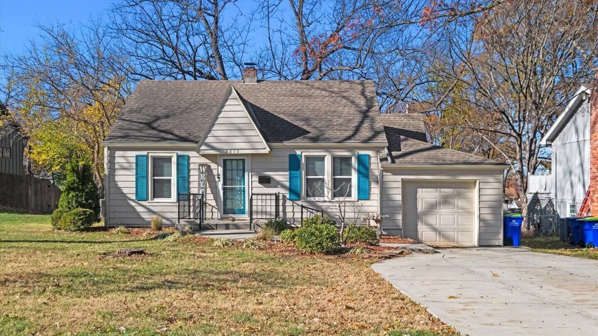Overland Park House | Charming Bungalow with Spacious Yard