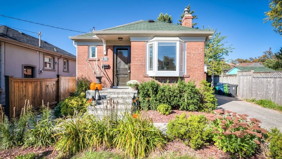 Humber Bay House | Charming Bungalow w/basement, parking and deck - 5 min from the lake!