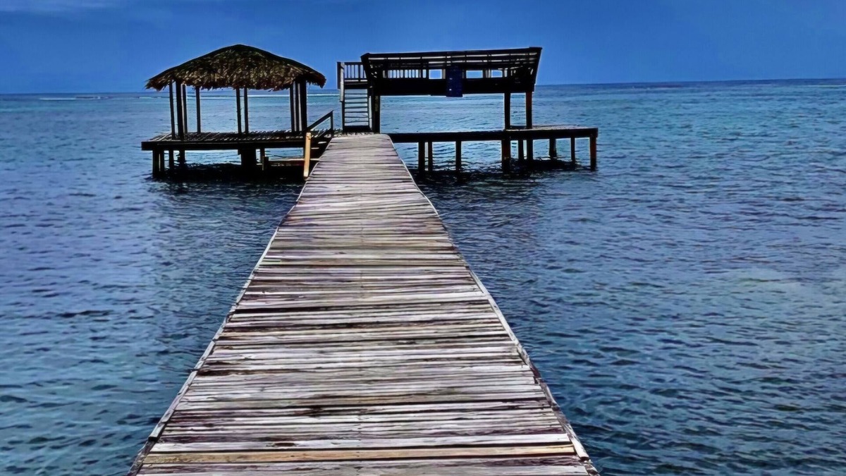 Antoneys Cay House | Charming bungalow with 2 bedrooms and WiFi, AC in Sandy Bay, closest to the pool
