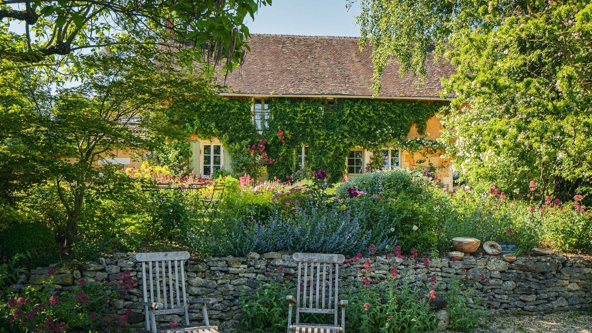 Neuilly-en-Sancerre Cottage | Charming cottage in the heart of a romantic garden