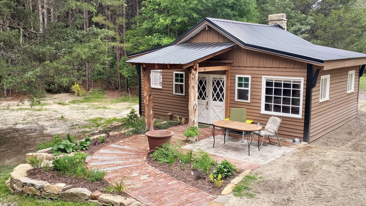 Henderson Cabin | Charming cabin get away w/walk-in shower, kitchenette, AC/heat, WiFi