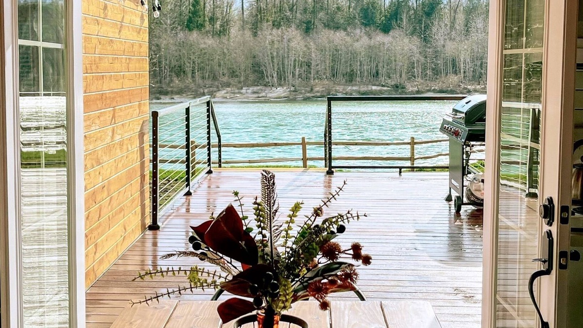 Concrete Cabin | Charming Cabin Getaway w/Hot Tub & River Mt. Views