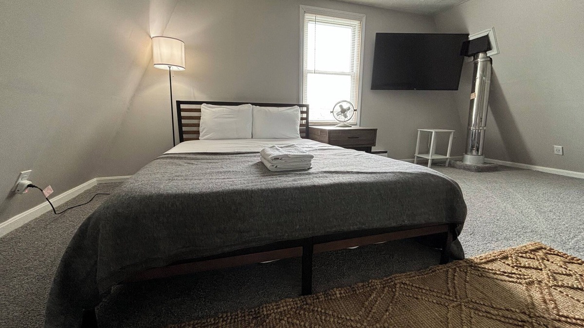 Gypsum Cabin | Charming Cabin in Crystal RocknSleeps 10 w/hot tub and terrace balcony!