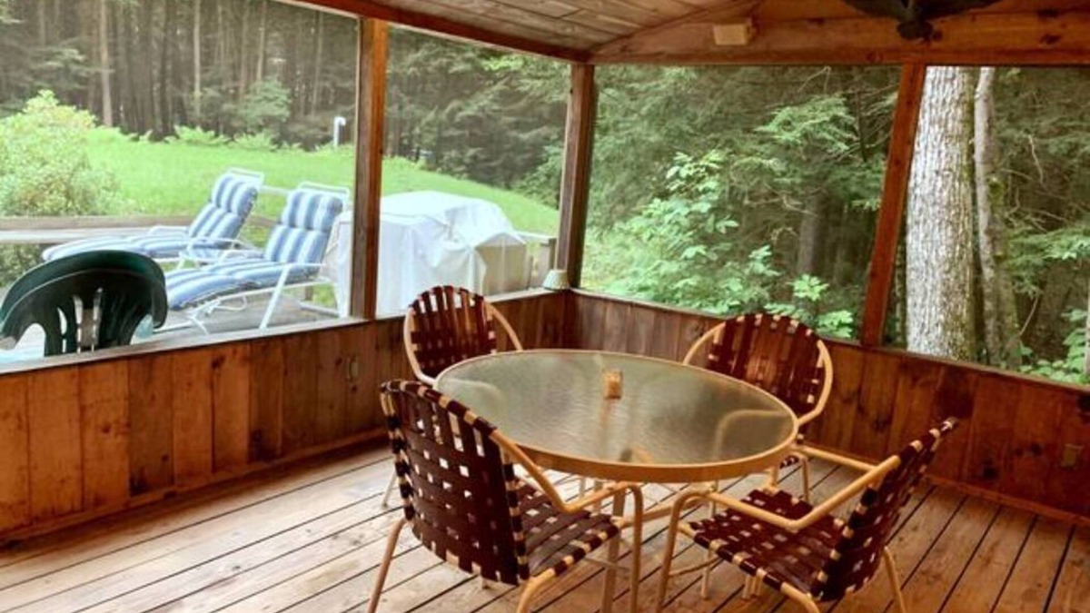 Sandisfield House | Charming Cabin in The Berkshires- Lake, Tennis, PickleBall, Hiking
