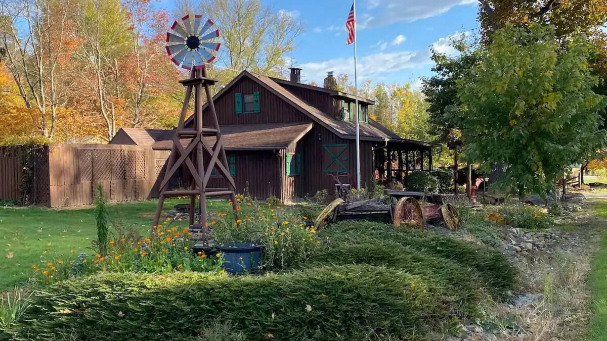 Normalville Cabin | Charming Cabin near 7Springs/Ohiopyle/Fallingwater w/lots of room to spread out
