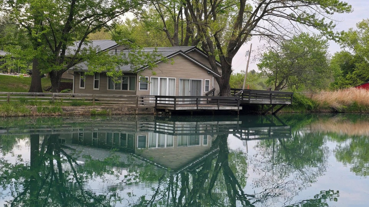 Coatsville House | Charming Cabin on Private Pond – 2 Miles from Lake Rathbun, Southern Iowa