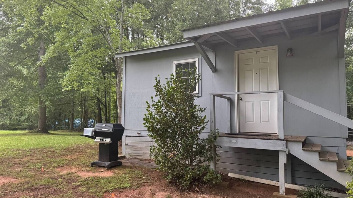 Clinton Cabin | Charming cabin with AC and WiFi in delightful Clinton
