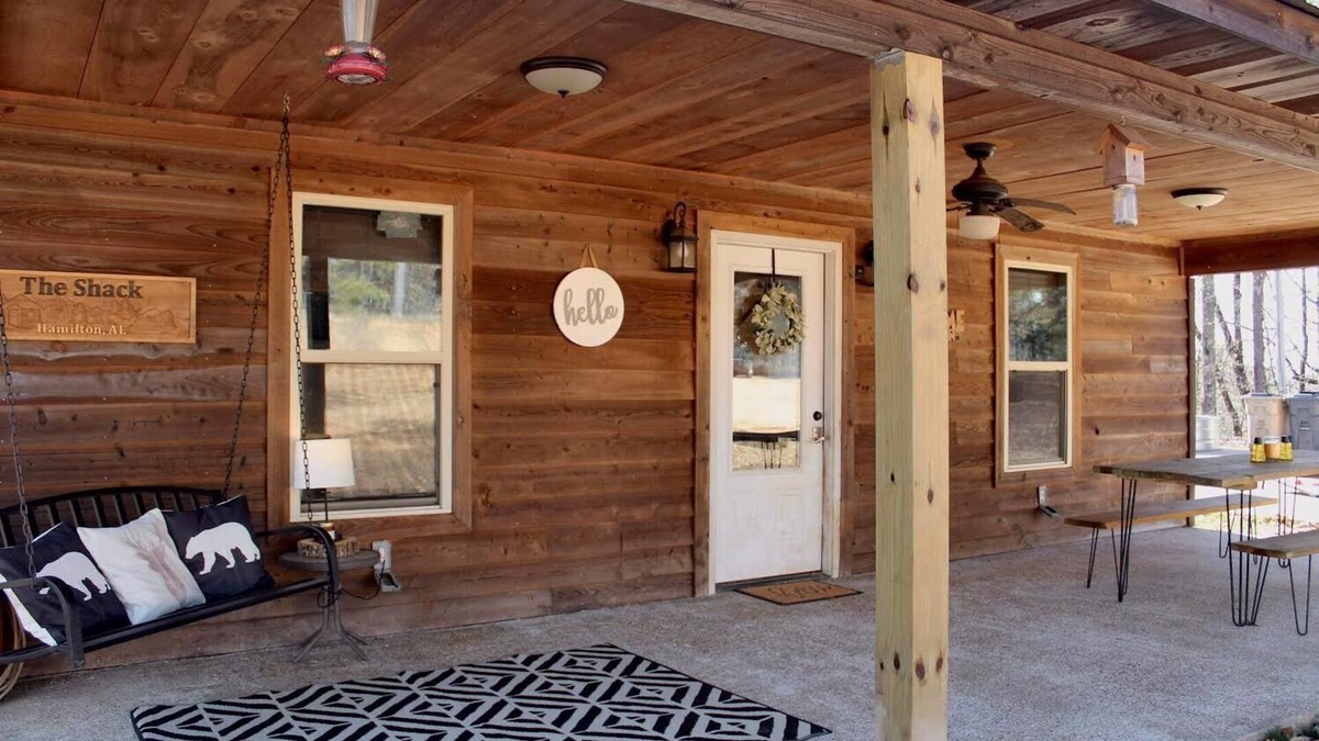 Guin Cabin | Charming cabin with outdoor soaking tub