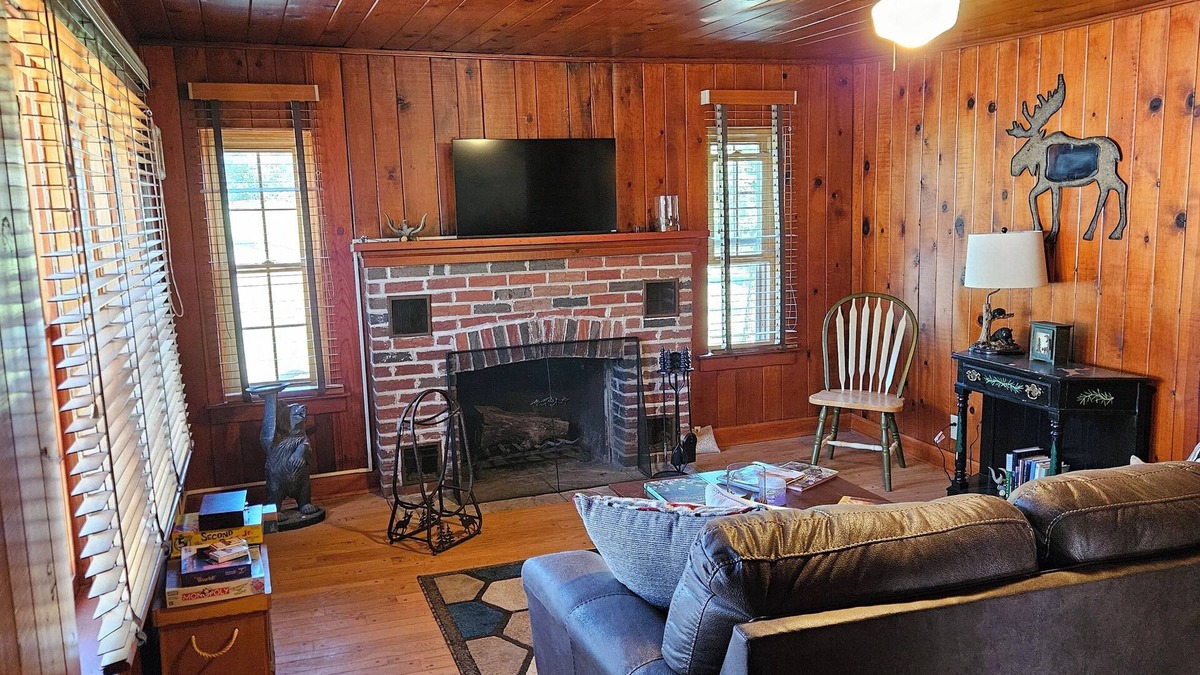 Grubville Cabin | Charming Cabin with screened in porch