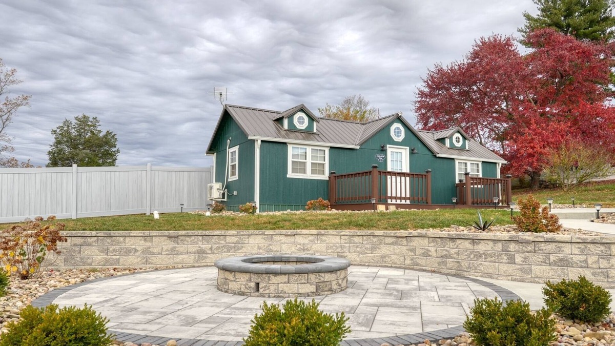 Senecaville Cabin | Charming cabin with Wi Fi and AC in scenic Seneca Lake Marina/Park